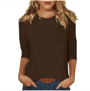 Vue détaillée du t-shirt marron uni à col rond et manches 3/4 pour femme en tissu souple