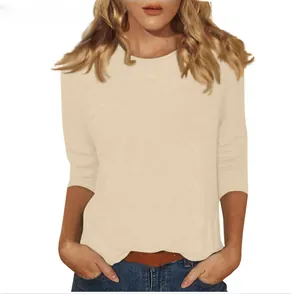 T-shirt femme beige à col rond et manches 3/4 pour un look décontracté et élégant