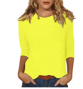 Vue détaillée du t-shirt jaune vif à manches 3/4 et col rond pour femme, gros plan