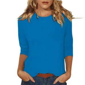 Vue détaillée d'un t-shirt femme bleu à col rond et manches 3/4 décontracté