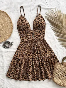 Mini-robe léopard à bretelles avec décolleté en V profond et jupe à volants chic