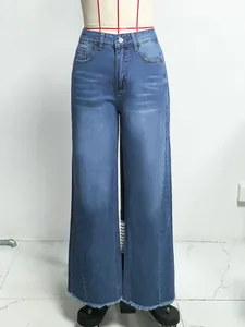 Vue de face d'un jean bleu délavé à jambes larges porté par un mannequin