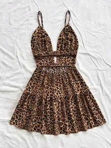 Robe mini léopard sexy à col en V profond avec bretelles spaghetti et détail découpé