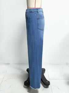 Vue latérale de jean large en denim délavé à taille haute pour femme avec ourlet brut