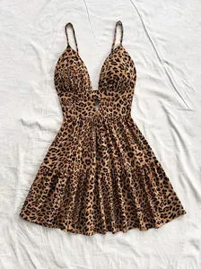 Robe léopard sexy à décolleté plongeant en V et jupe à volants pour un look d'été