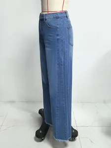 Vue latérale d'un pantalon en denim bleu délavé à jambes larges pour femme sur un mannequin.