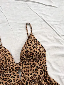 Gros plan d'une robe léopard sexy avec un décolleté en V profond et de fines bretelles.