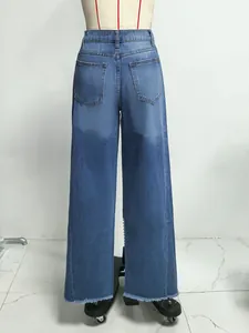 Vue arrière de jean large femme bleu avec ourlet effiloché et poches arrière.