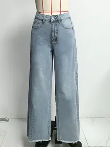 Vue détaillée de face d'un jean large délavé bleu clair pour femme sur un mannequin