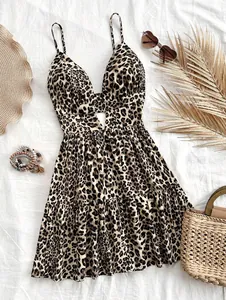 Robe caraco sexy à imprimé léopard avec décolleté en V profond et dos nu élégant.