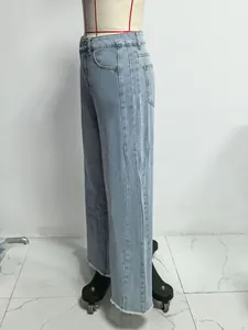 Vue latérale détaillée d'un jean large délavé bleu clair pour femme sur un mannequin