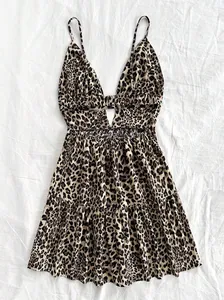 Vue complète d'une robe sexy à imprimé léopard avec décolleté en V profond et découpes.