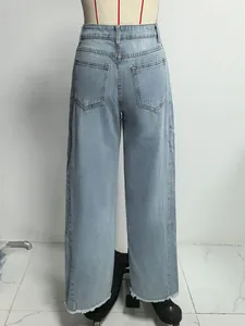 Vue arrière détaillée d'un jean en denim bleu clair à jambes larges avec ourlet brut et poches