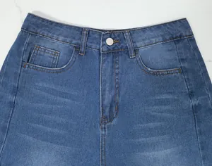 Gros plan de la taille d'un jean en denim bleu délavé pour femme avec poches et coutures