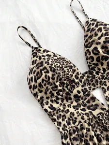 Gros plan d'une robe sexy à imprimé léopard avec de fines bretelles et volants