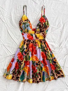 Vue détaillée d'une mini-robe sexy à col en V avec imprimé léopard tropical et découpe à la taille