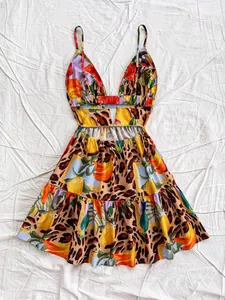 Détail d'une robe sexy dos nu avec imprimé léopard et citron éclatant