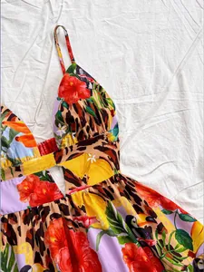 Détail du tissu vibrant à imprimé floral tropical et léopard d'une robe d'été sexy