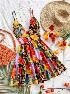 Robe d'été à col en V avec imprimé tropical et léopard, accessoires de vacances.