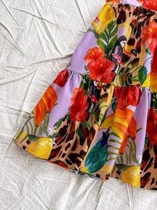 Gros plan d'une robe à imprimé léopard et tropical avec ourlet à volants détaillé