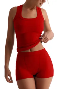 Vista dettagliata del set canotta e pantaloncini a coste rossi da donna con trama del tessuto