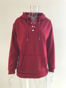 Detailansicht eines weinroten Damen-Kapuzenpullovers mit Henley-Knöpfen