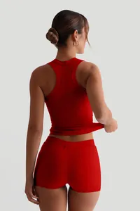 Vista posteriore del set canotta a costine rossa e pantaloncini a vita alta da donna