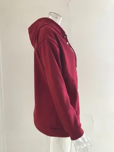 Seitenansicht eines weinroten Damen-Kapuzenpullovers an einem transparenten Mannequin-Modell