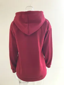 Rückansicht eines locker sitzenden weinroten Kapuzenpullovers für Damen, Herbststil