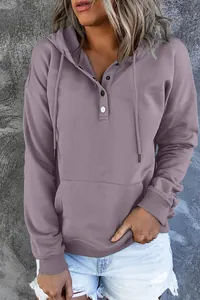 Detailansicht eines lilafarbenen Langarm-Hoodies mit Henley-Ausschnitt und Knöpfen