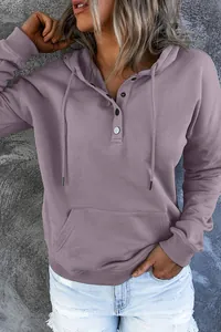 Detailaufnahme eines mauvefarbenen Damen-Henley-Kapuzenpullovers mit Knöpfen und Kapuze.