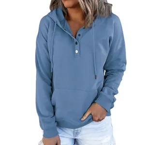 Detailansicht eines lockeren blauen Kapuzenpullovers mit Knopfkragen für Damen