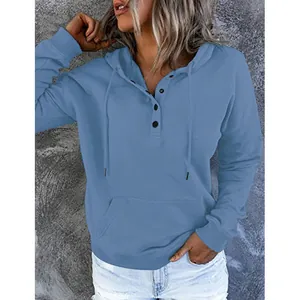 Nahaufnahme eines lässigen blauen Damen-Kapuzenpullovers mit Knöpfen und Kängurutasche