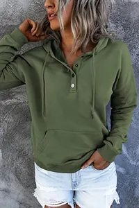 Detail eines olivgrünen Damen-Oversize-Hoodies mit Knopfleiste und Kängurutasche