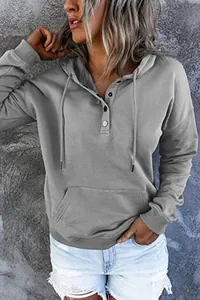 Detailansicht grauer Damen Hoodie mit Knopfleiste am Ausschnitt und Kängurutasche.