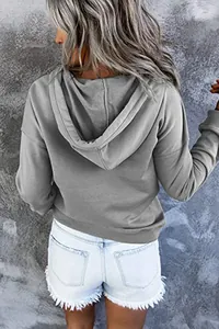 Rückansicht eines grauen Damen-Kapuzenpullovers mit lockerer, lässiger Passform