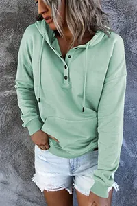 Lässiges hellgrünes Kapuzensweatshirt mit Knöpfen, getragen von einem Model im Freien