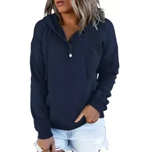 Lässiger marineblauer Damen-Hoodie mit Knopfleiste und Kängurutasche im Detail