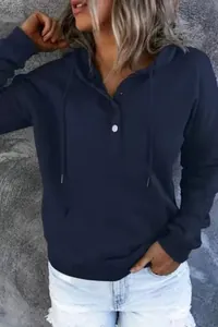 Detailaufnahme eines dunkelblauen Damen-Hoodies mit Kordelzug und Knopfleiste am Ausschnitt