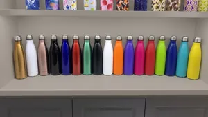 Vielzahl von bunten 304 Edelstahl isolierten Cola-Flaschen in verschiedenen Farben im Regal