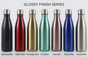 Sieben glänzende, isolierte Wasserflaschen aus Edelstahl in Cola-Form in verschiedenen Farben