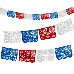 Detail der rot-weiß-blauen Unabhängigkeitstag-Banner mit Happy 4th of July Text