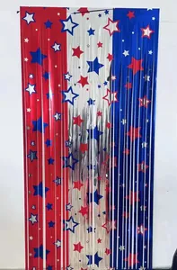 Dettaglio della tenda a frange per l'Independence Day con stelle rosse, bianche e blu.