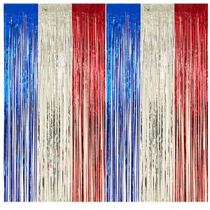 Tende a frange metalliche rosse bianche e blu per sfondo festa del Giorno dell'Indipendenza
