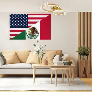 Détail d'un drapeau divisé Mexique-USA de 3x5 pieds accroché au mur d'un salon moderne.