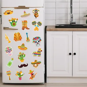 Vue détaillée de magnets mexicains colorés pour le Jour des Morts sur un frigo blanc