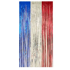 Vista dettagliata della tenda di frange rossa bianca blu per sfondi di feste allegre
