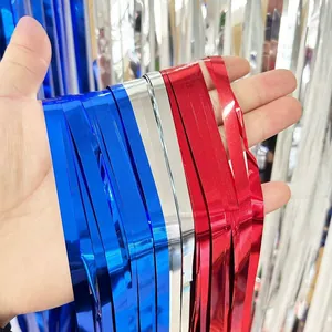 Dettaglio delle frange di tinsel lucide rosse bianche blu per la festa dell'Indipendenza