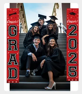 Bannières de remise de diplôme 2025 rouges 180x30cm avec des diplômés sur un escalier