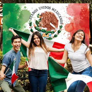 Mensen die vieren met een grote banner voor de Mexicaanse onafhankelijkheidsdag